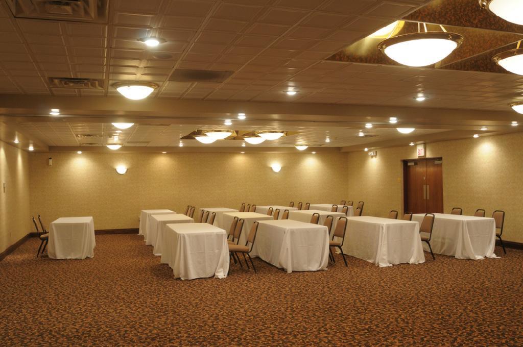 Moberly Inn & Suites Buitenkant foto