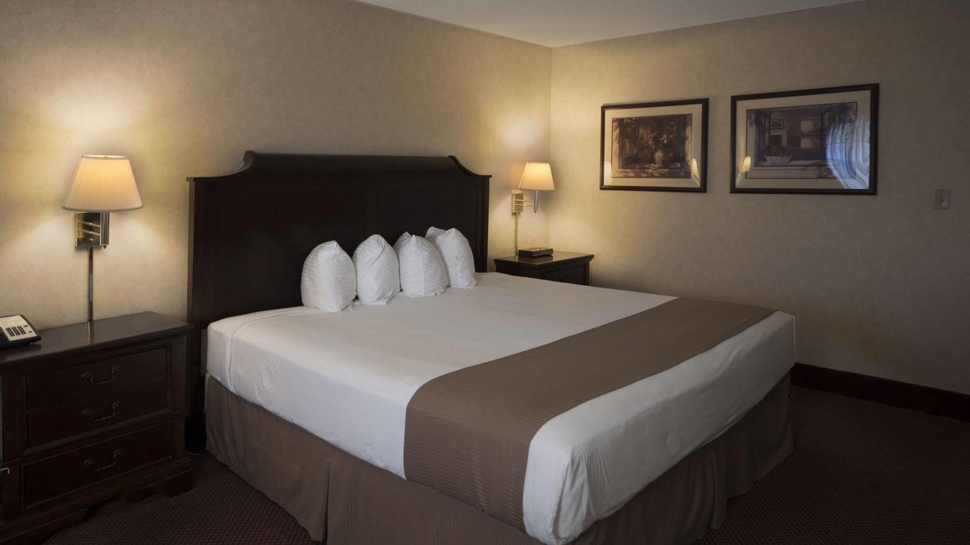 Moberly Inn & Suites Buitenkant foto