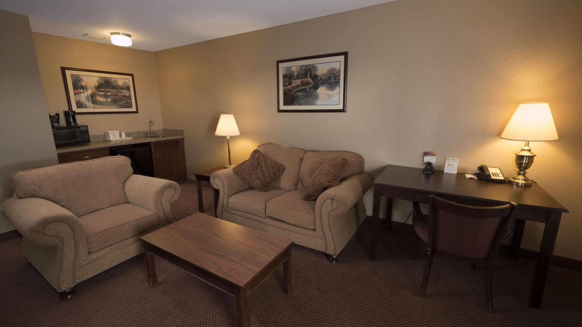 Moberly Inn & Suites Buitenkant foto